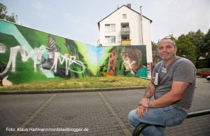 Andreas Horst vor dem Wandbild am Schleswiger Platz