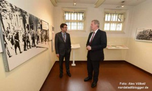 Steinwachen-Leiter Dr. Stefan Mühlhofer und Kulturdezernent Jörg Stüdemann in der Ausstellung.