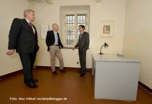 Steinwachen-Leiter Dr. Stefan Mühlhofer und Kulturdezernent Jörg Stüdemann stellten NRW-Staatssekretär Bernd Neuendorf das Haus vor.