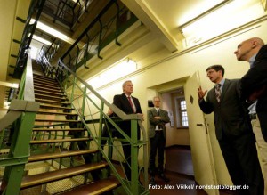 Steinwachen-Leiter Dr. Stefan Mühlhofer und Kulturdezernent Jörg Stüdemann stellten NRW-Staatssekretär Bernd Neuendorf das Haus vor.