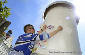 Trash Tour durch das Borsigplatzviertel mit Susanne Bosch. Volker Pohlüke, Borsig 11, befestigt die Ergebnisse der Tour an der Litfassäule vor Borsig 11