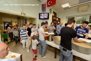 In der Zentralmoschee kamen während des Ramadan jeden Abend hunderte Gläubige zum Beten und Fastenbrechen.