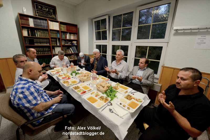 In der Zentralmoschee kamen während des Ramadan jeden Abend hunderte Gläubige zum Beten und Fastenbrechen.