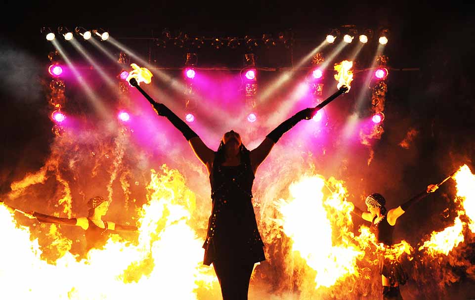 Die "Firedancer" werden mit ihrem Feuertanz im Stadthafen für den Abschluss des Hafenspaziergangs sorgen. Foto: Anja Grauenhorst