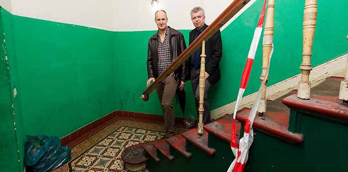 Geschäftsführer Christian Schmitt (l.) und Ralf Biehl (EDG) begutachten das Sanierungsobjekt. Foto: Lutz Kampert