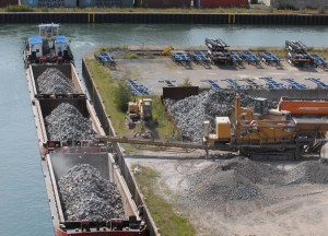 Ein Schubschiff wird mit Wasserbausteinen zum Ausbau von Wasserstraßen beladen. Foto: Dortmunder Hafen AG / Jürgen Appelhans