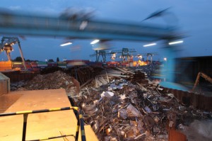 Der Dortmunder Hafen ist ein 24-Stunden-Betrieb – zum Beispiel bei dem Umschlag von Altmetall. Foto: Dortmunder Hafen AG / www.wassmuth-foto.com