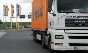 Das Straßennetz rund um den Hafen ist leistungsfähig – hier ein Lkw-Transport, der im IKEA-Distributionszentrum ankommt. Foto: Dortmunder Hafen AG / Jürgen Appelhans