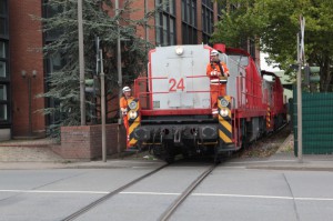 Auch der Transport per Schiene – wie hier mit der Dortmunder Eisenbahn - ist wesentlich für die Leistungsfähigkeit des Dortmunder Hafens. Foto: Dortmunder Hafen AG / www.wassmuth-foto.com