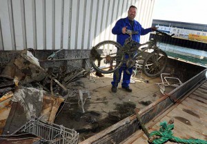 Daniel Küsters wundert sich immer wieder, was er mit seinen Kollegen im Hafenbecken findet – Fahrräder zum Beispiel sind keine Seltenheit. Foto: Dortmunder Hafen AG / Jürgen Appelhans