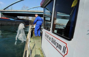 Plastiktüten sehen harmlos aus, sind für Schiffe aber eine große Gefahr – deswegen fischt Daniel Küsters sie schnell heraus. Foto: Dortmunder Hafen AG / Jürgen Appelhans