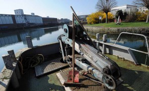 Für besonders schwere Gegenstände gibt es auch einen Kran auf dem Arbeitsboot. Foto: Dortmunder Hafen AG / Jürgen Appelhans