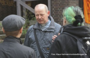 Leerstehende Kirche Sankt Albertus Magnus in der Enscheder Straße wurde besetzt. Der katholische Pfarrer Ansgar Schocke spricht mit Mitgliedern der Mahnwache vor der Kirche