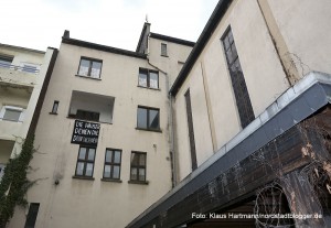 Besetzung der leerstehenden Albertus Magnus Kirche in der Entscheder Straße. An einer Tür hängen Listen mit Dingen die benötigt werden