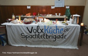 Besetzung der leerstehenden Albertus Magnus Kirche in der Entscheder Straße. Die Spachtelbrigade versorgt die Hausbesetzer mit Essen