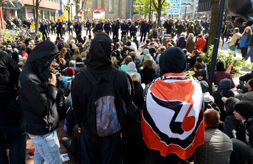 CSD-Teilnehmer und Antifaschisten protestierten gegen Neonazis.