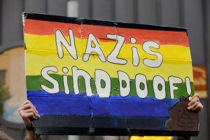 CSD-Teilnehmer und Antifaschisten protestierten gegen Neonazis.