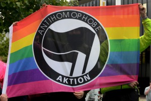 CSD-Teilnehmer und Antifaschisten protestierten gegen Neonazis.