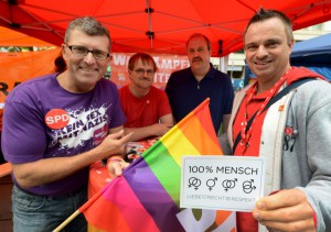 CSD-Teilnehmer und Antifaschisten protestierten gegen Neonazis.