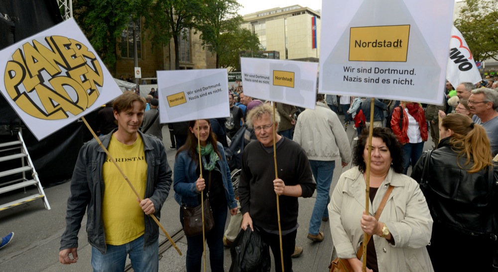CSD-Teilnehmer und Antifaschisten protestierten gegen Neonazis.