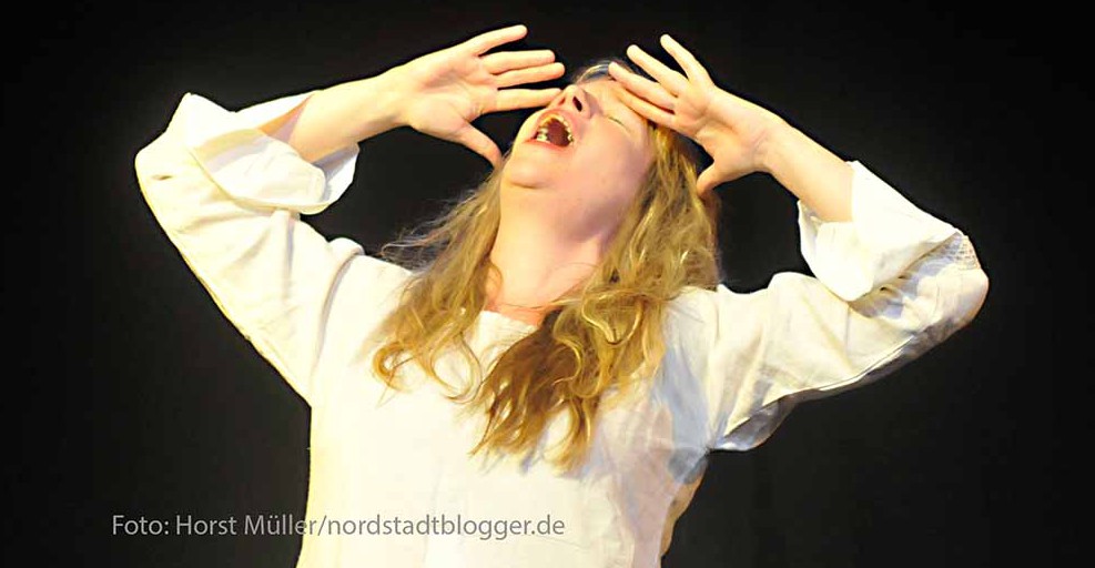 Tanja Brügger in "Container Love" einer Inszenierung des Theaters "glassbooth" in Zusammenarbeit mit dem Theater im Depot in Dortmund.Premiere ist am Freitag, 29.August 2014 an der Immermannstrasse. Weitere Aufführungen sind am 30.08 und 25.09.