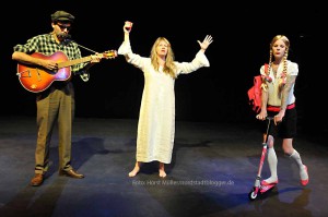 Marlon Bösherz, Tanja Brügger und Nora Bauckhorn in "Container Love" einer Inszenierung des Theaters "glassbooth" in Zusammenarbeit mit dem Theater im Depot in Dortmund.Premiere ist am Freitag, 29.0August 2014 an der Immermannstrasse. Weitere Aufführungen sind am 30.08 und 25.09.