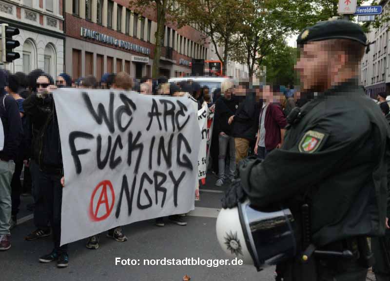 350 Menschennahmen friedlich an der spontan organisierten Demonstration gegen die Räumung des Avanti-Zentrums in der Albertus-Magnus-Kirche teil.