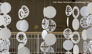 Künstler Leo Lebendig installiert im Rathaus sein Friedenslicht