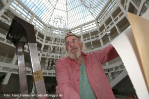 Künstler Leo Lebendig installiert im Rathaus sein Friedenslicht