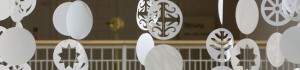Künstler Leo Lebendig installiert im Rathaus sein Friedenslicht