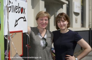 Borsig 11 präsentiert mobile Givebox am Borsigplatz. Betreuen federführend die Box, Susanne Bosch und Praktikantin Pia Bitzuga