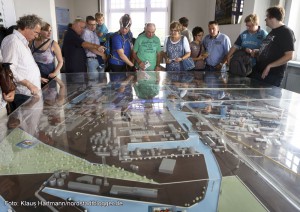 Hafenspaziergang 2014. Großer Besucherandrang im alten Hafenamt vor dem Modell des Dortmunder Hafen