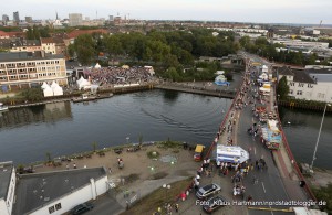 Hafenspaziergang 2014. Blick auf die Veranstaltungsfläche an der Speicherstraße und die Brücke vom Turm des Hafenamtes