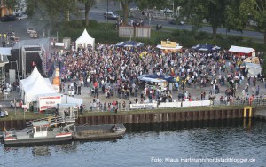 Hafenspaziergang 2014. Blick auf die Veranstaltungsfläche an der Speicherstraße vom Turm des Hafenamtes