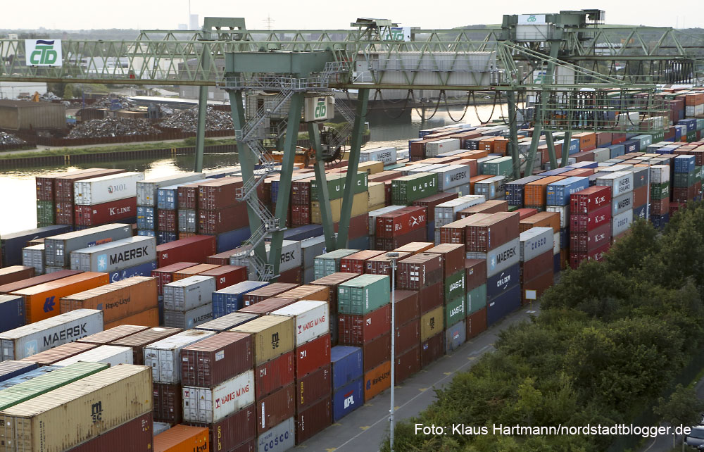 Hafenspaziergang 2014. Blick auf den Containerterminal vom Turm des Hafenamtes