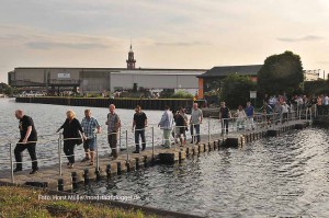 Die Schwimmbrücke des THW zwischen Drehbrücken- und Speicherstraße wurde gern benutzt