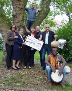 Die Organisatoren freuen sich auf das Kletterfest im Blücherpark-Süd an der Gneisenaustraße: von links Anja Butschkau, Leiterin Öffentlichkeit der AWo, AWo-Vorsitzende Gerda Kieninger, Iris Kosumi von der Sparkasse, Wilhelm Hoffstiepel und Tobias Petschke von der offenen Jugendarbeit, Rainer Goepfert, Bereichsleiter Kinder, Jugend und Familie sowie Jubril Sulaimon von AIPO, dem afrikanischen Tanz- und Theaterensemble. (Foto: Joachim vom Brocke)