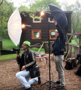 Fotojournalist Klaus Hartmann (rechts) und Fotografenmeister Dietmar Wäsche bei dem Shooting der Klettergruppe Big Tipi. Foto: Claudia Behlau-Blumhoff