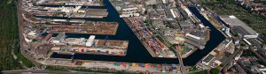 Luftaufnahme des Dortmunder Hafens aus 2013: Unterhalb der Hafenbecken ist der Autobahnzubringer OWIIIa, am oberen Rand ist im Hintergrund das IKEA-Europalager zu erkennen. Foto: Hafen AG