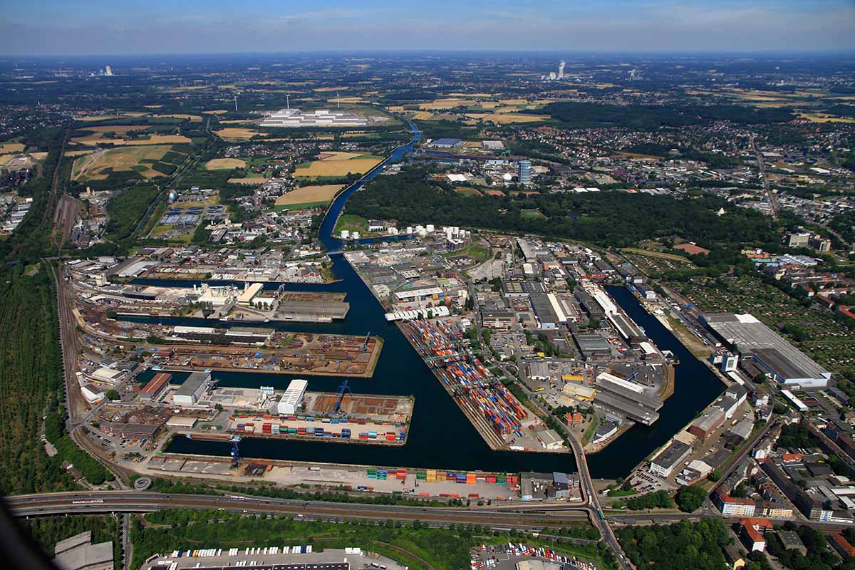 Luftaufnahme des Dortmunder Hafens aus 2013: Unterhalb der Hafenbecken ist der Autobahnzubringer OWIIIa, am oberen Rand ist im Hintergrund das IKEA-Europalager zu erkennen. Foto: Hafen AG