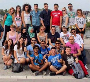 15 Jugendliche aus Dortmund und 15 Jugendliche aus der westtürkischen Stadt Mug-la versetzten sich bei der Jugendbegegnung Meet@MUDO in Dortmund in die Rolle von Menschen mit Behinderungen. Foto: IBB