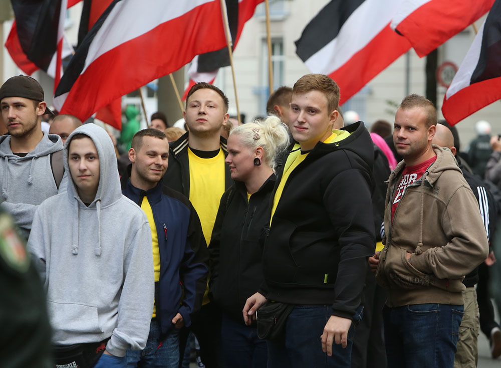 Nazis, Partei "Die Rechte" veranstaltet Kundgebung in der Nähe der Albertus Magnus Kirche in der Enscheder Straße, die in der Nacht zuvor besetzt worden war