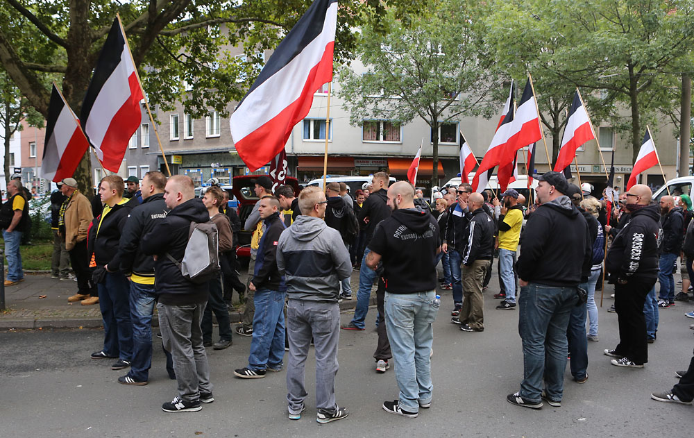 Nazis, Partei "Die Rechte" veranstaltet Kundgebung in der Nähe der Albertus Magnus Kirche in der Enscheder Straße, die in der Nacht zuvor besetzt worden war