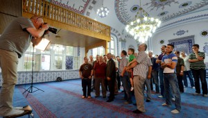 Fotojournalist Klaus Hartmann fotografiert in der Zentralmoschee in der Kielstraße. Foto: Alex Völkel