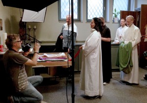 Dietmar Wäsche fotografiert die Hauptamtlichen des Pastoralverbundes St. Joseph, Münsterstraße. Albana Sadiku, rechts, assestiert. Foto: Alex Völkel