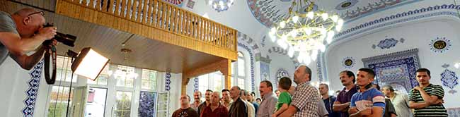 Fotojournalist Klaus Hartmann fotografiert in der Zentralmoschee in der Kielstraße. Foto: Alex Völkel