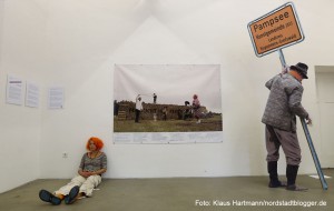 Ausstellung: Utopisten & Weltenbauer, Künstlerhaus am Sunderweg. Installation MI KRICHT HIER KEENER MEHR WECH / HEIMISCH, Pampsee von Barbara Caveng