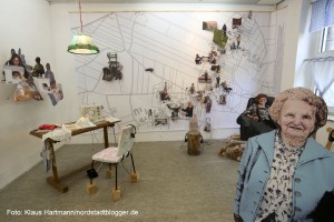 Ausstellung: Utopisten & Weltenbauer, Künstlerhaus am Sunderweg. Installation MI KRICHT HIER KEENER MEHR WECH / HEIMISCH, Pampsee von Barbara Caveng