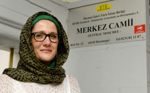 Quartiersmanagerin Jana Heger mit Kopftuch beim Moscheebesuch.