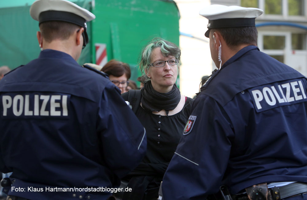 Räumung der Kirche Sankt Albertus Magnus. MdL Piraten, Birgit Rydlewski im Gespräch mit der Polizei